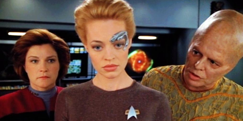 Janeway, Seven of Nine and Arturis Decoding a Message