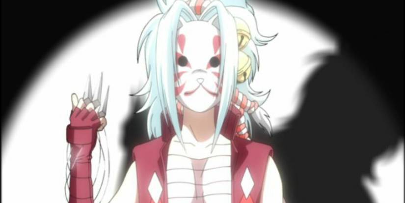 Kagura holding a kunai