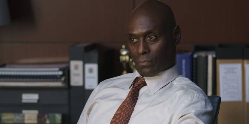 Lance_Reddick_behind_a_desk_in_Bosch