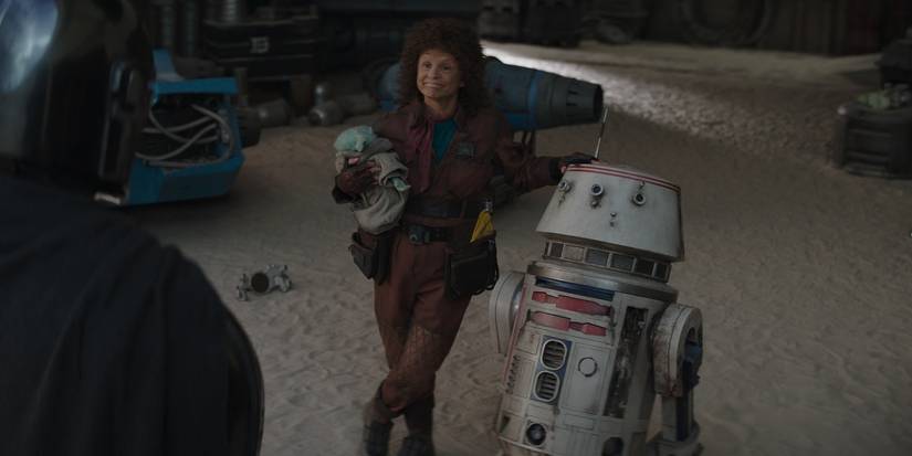 Peli_Motto_holding_Grogu_and_R5_in_The_Mandalorian
