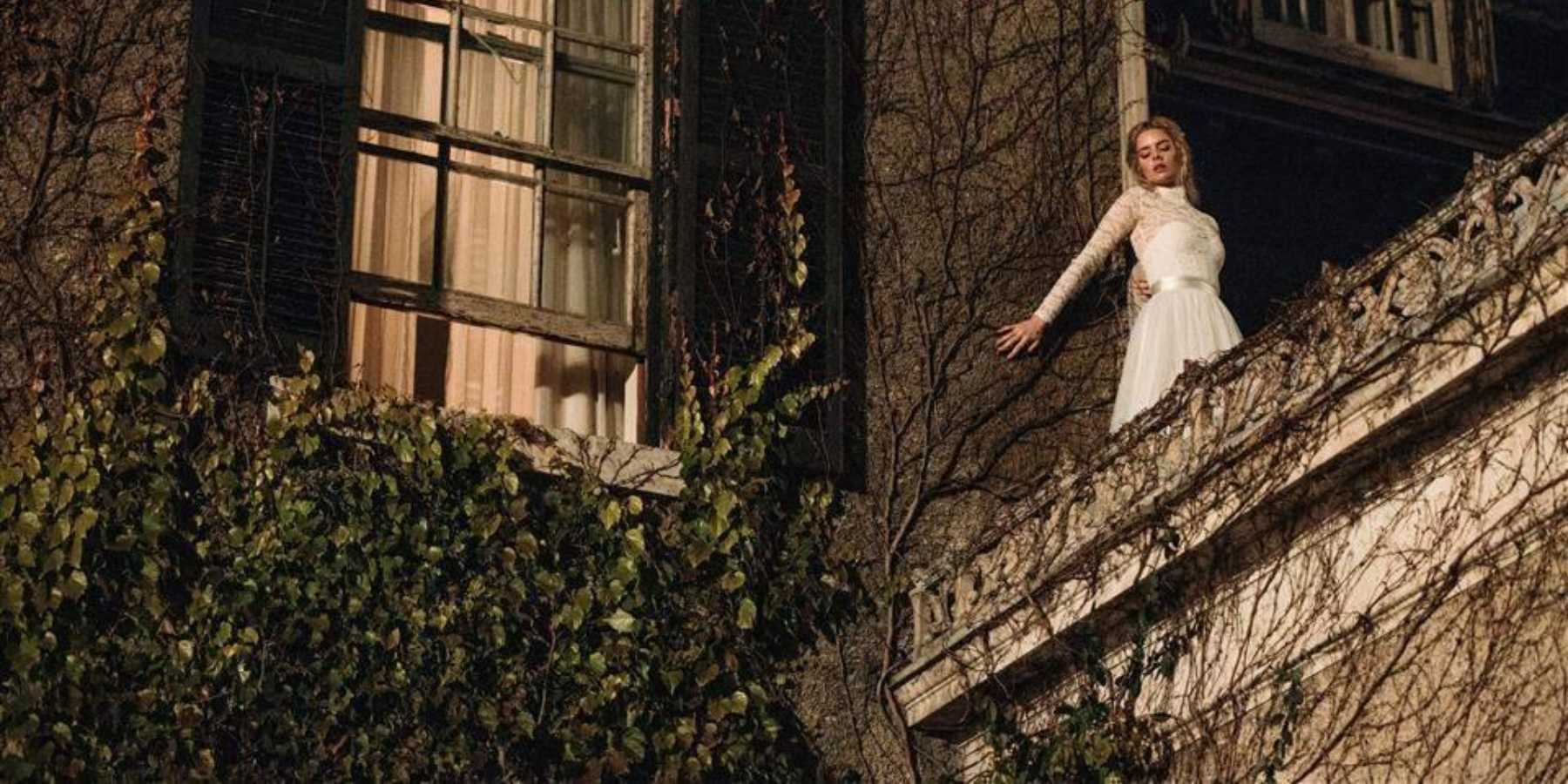 7 Film Horor yang Tayang di Netflix Bulan Ini dan Layak Ditonton 23 Samara Weaving scaling the wall as Grace in Ready Or Not