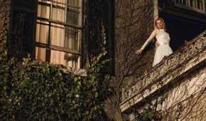 7 Film Horor yang Tayang di Netflix Bulan Ini dan Layak Ditonton 27 Samara Weaving scaling the wall as Grace in Ready Or Not