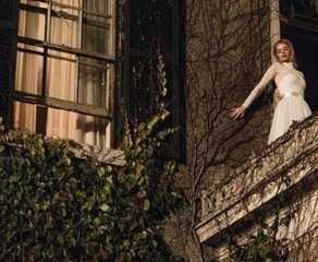 7 Film Horor yang Tayang di Netflix Bulan Ini dan Layak Ditonton 19 Samara Weaving scaling the wall as Grace in Ready Or Not