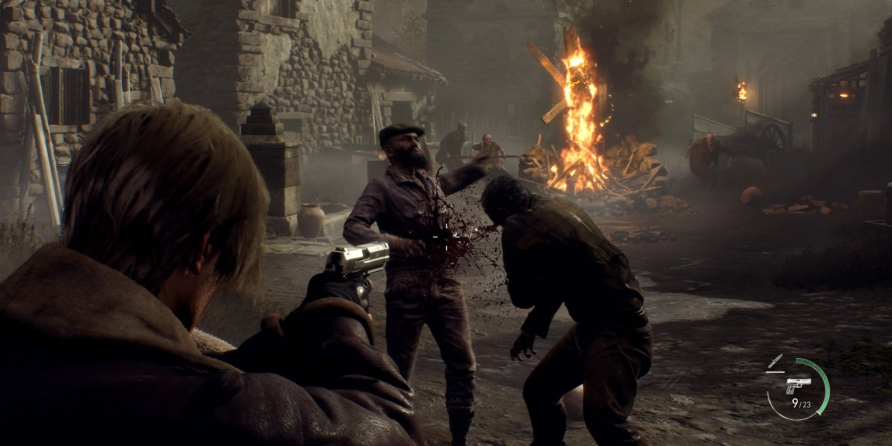 Imagem do remake de Resident Evil 4 mostrando Leon Kennedy atirando em alguns Ganados durante a seção da vila.