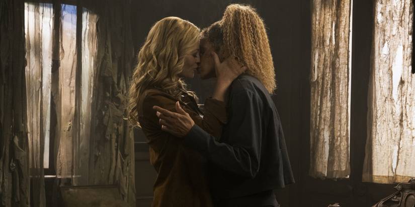 Seven and Raffi Kissing in Star Trek: Picard