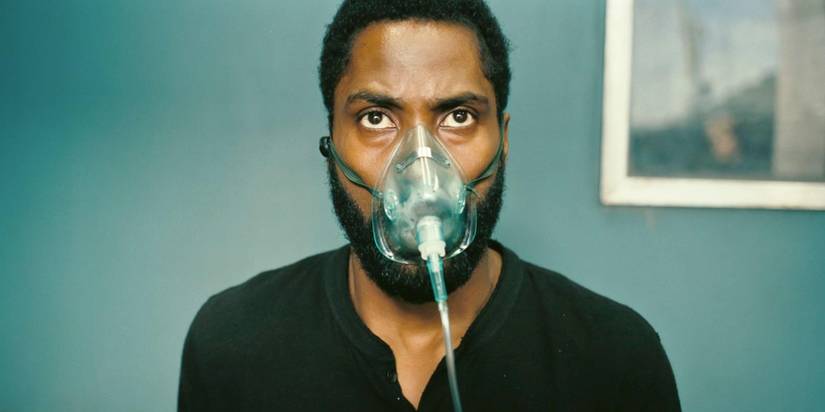 The_Protagonist_wearing_an_oxygen_mask_in_Tenet