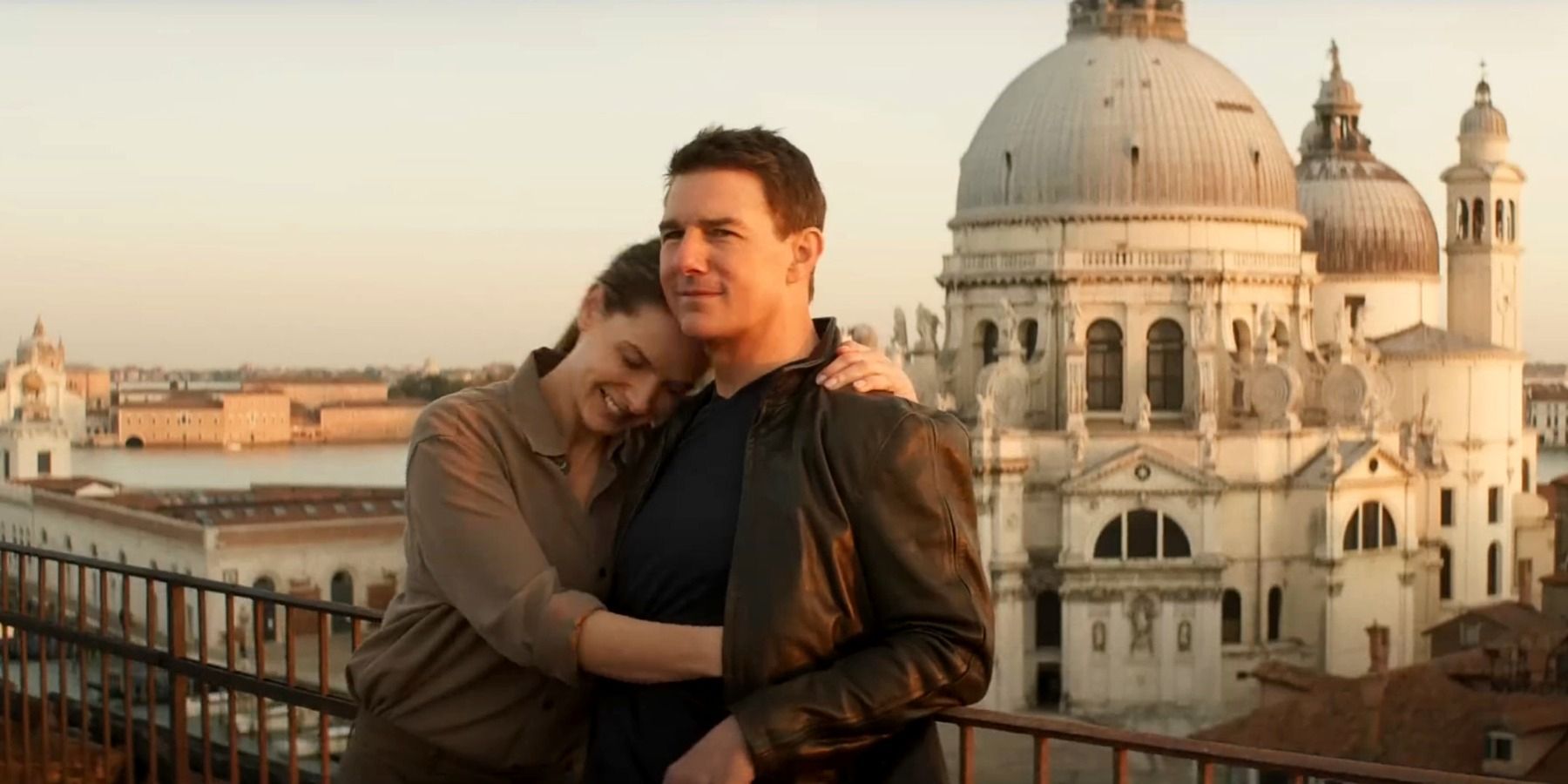 Mission: Impossible 7 - Dead Reckoning Tom Cruise holding Rebecca Ferguson