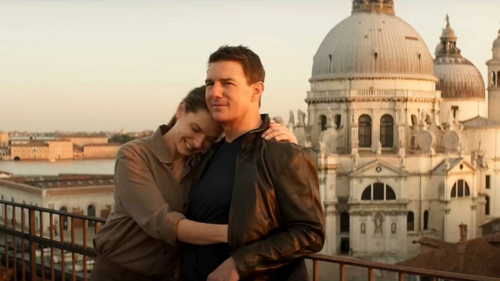 Mission: Impossible 7 - Dead Reckoning Tom Cruise holding Rebecca Ferguson