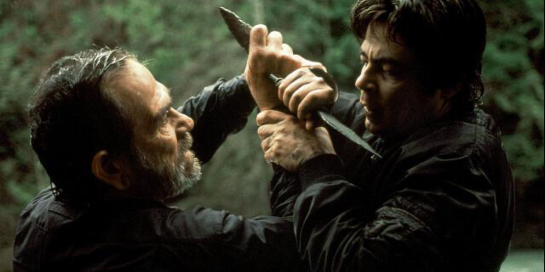 Tommy-Lee-Jones-and-Benicio-Del-Toro-Final-Knife-Battle-in-The-Hunted