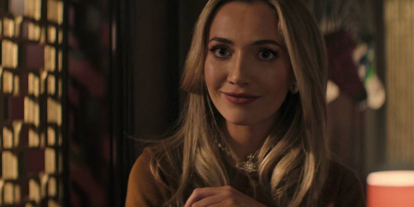 Phoebe smiling in season 4 of You