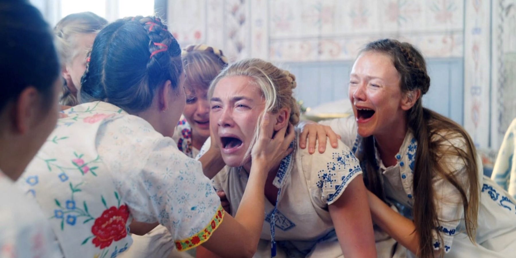 Florence-Pugh-crying-and-screaming-next-to-women-in-Midsommar