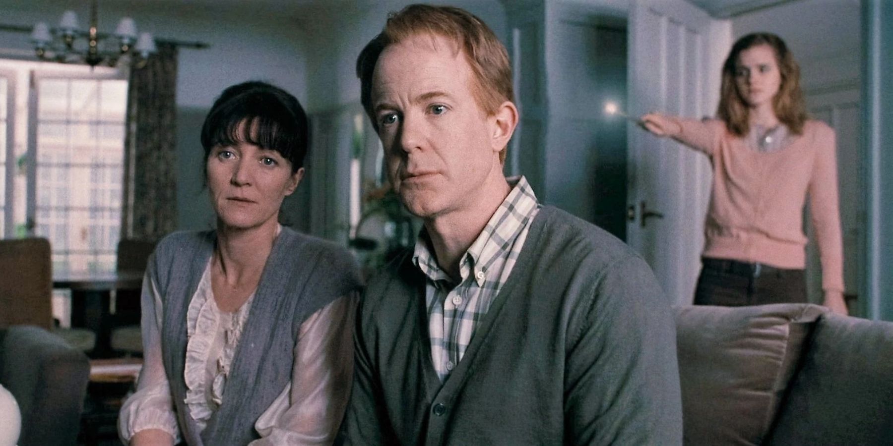 Hermione's parents Mrs. And Mr. Granger with Hermione behind them in Harry Potter