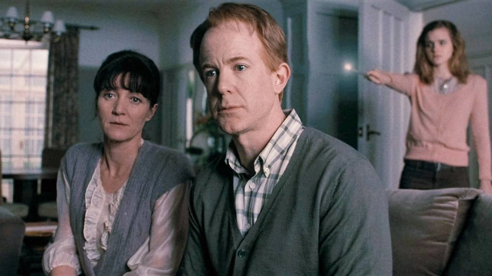 Hermione's parents Mrs. And Mr. Granger with Hermione behind them in Harry Potter
