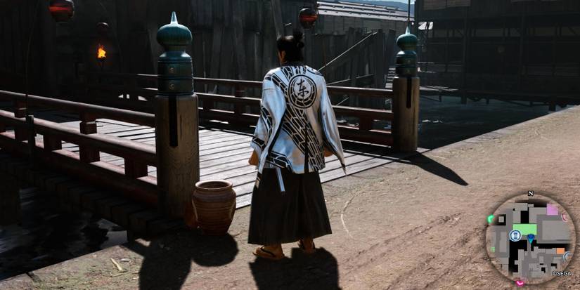 Like a dragon Ryoma checking a jar