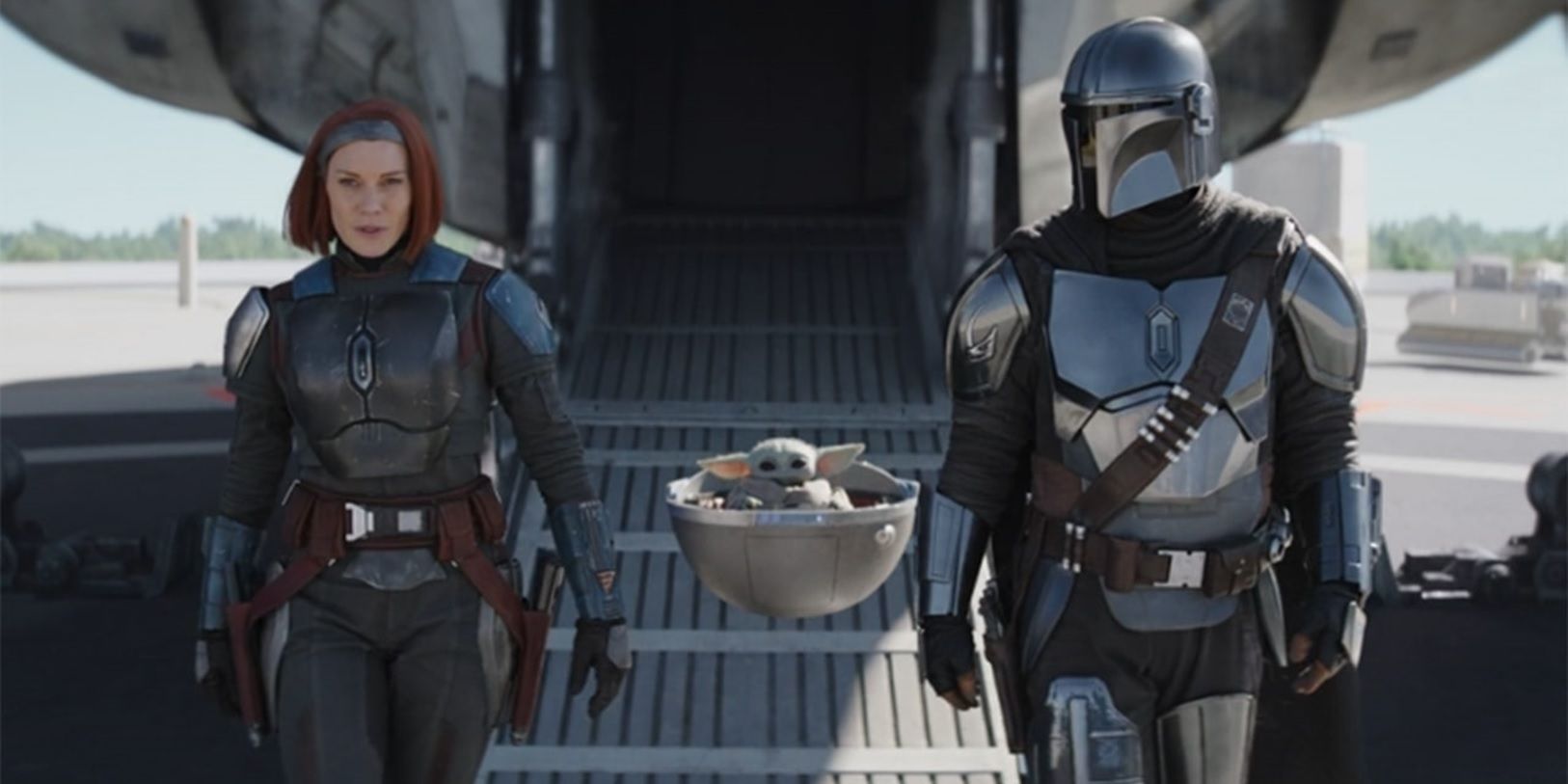 Mando, Bo-Katan, and Grogu step off a ship in The Mandalorian