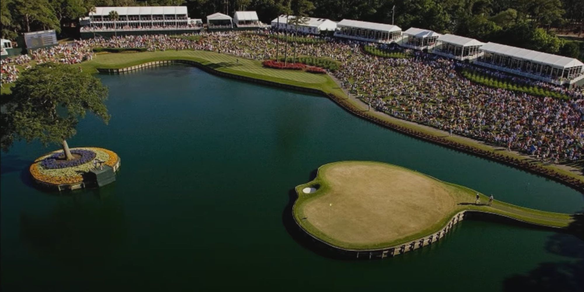 The famous "Island Green" hole from TPC Sawgrass in EA Sports PGA Tour