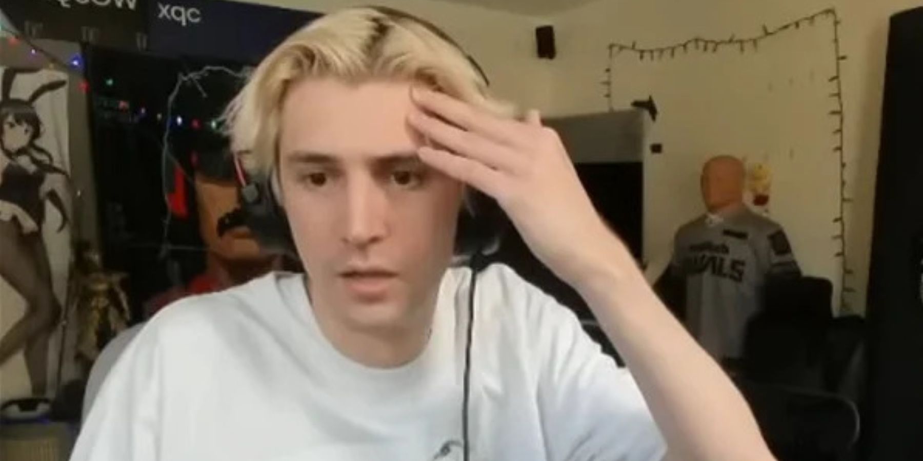 Twitch Streamer xQc Rage Quits Minecraft Speedrun Attempt and Slams Desk