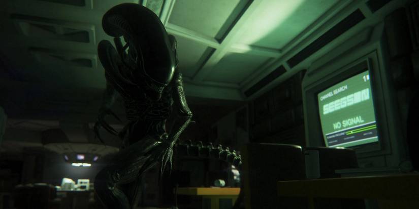 Image from Alien: Isolation showing the Xenomorph bathed in a green glow.