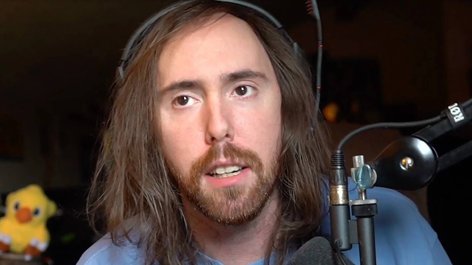 Asmongold-blue-shirt-full-screen