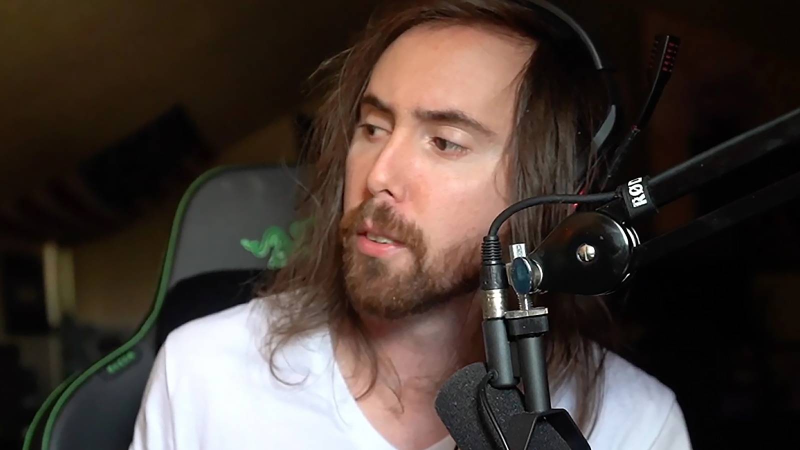 Asmongold-in-white-shirt-streaming