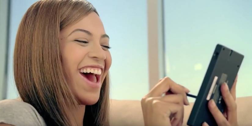 Beyonce laughing playing her DS