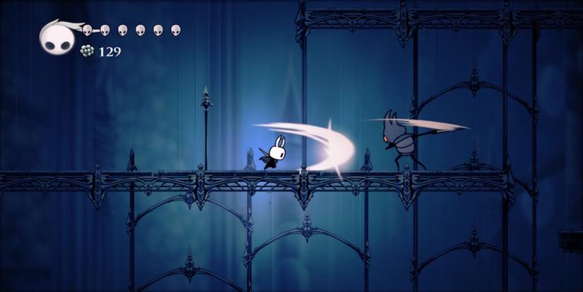 Fighting enemies in Hollow Knight