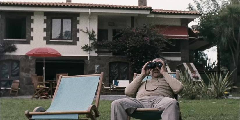 Héctor with binoculars in Timecrimes