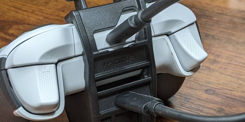 PowerA Moga Play And Charge Mobile Gaming Clip Charging