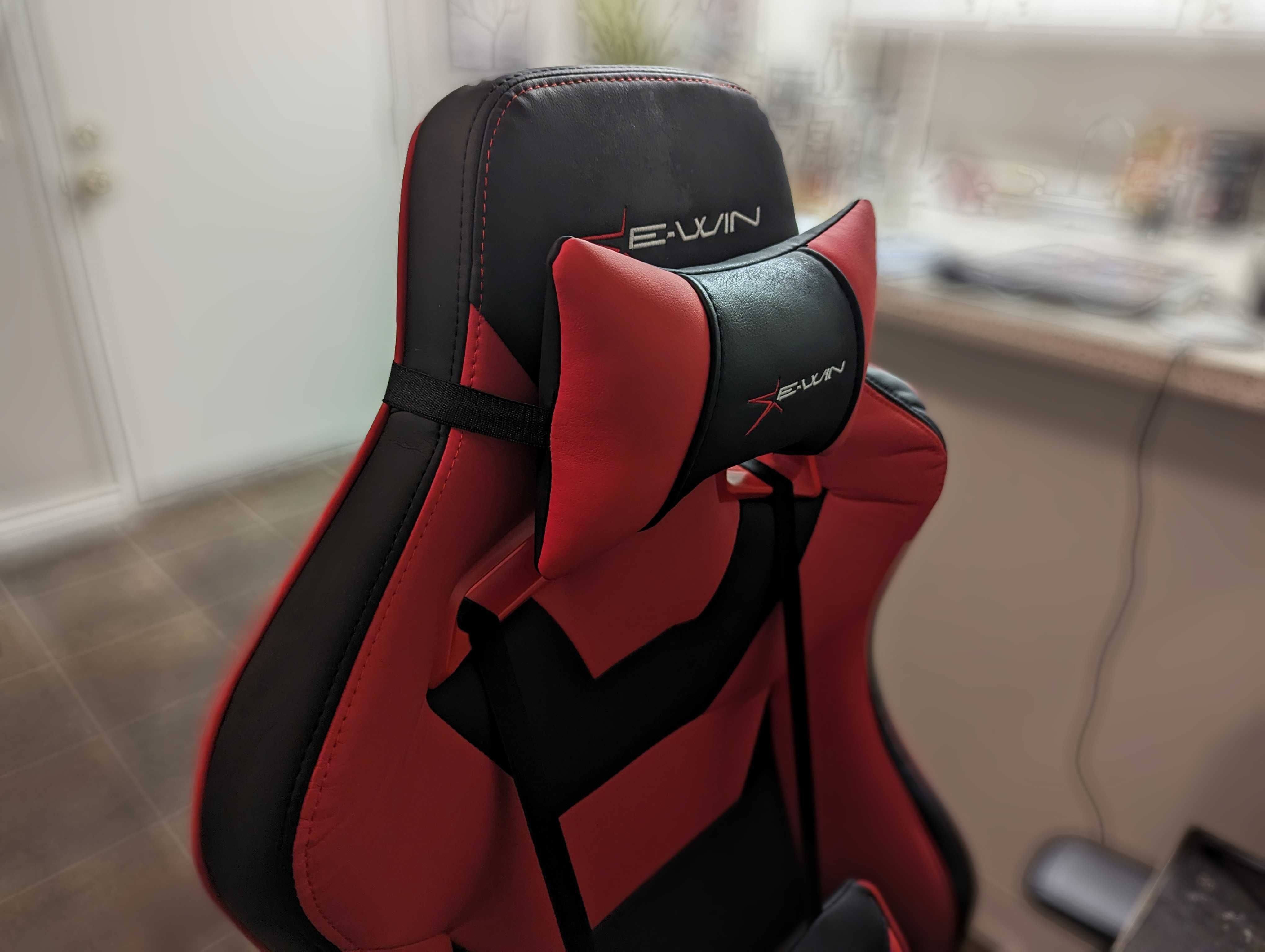 An image of the neck pillow on the E-Win Flash XL gaming chair