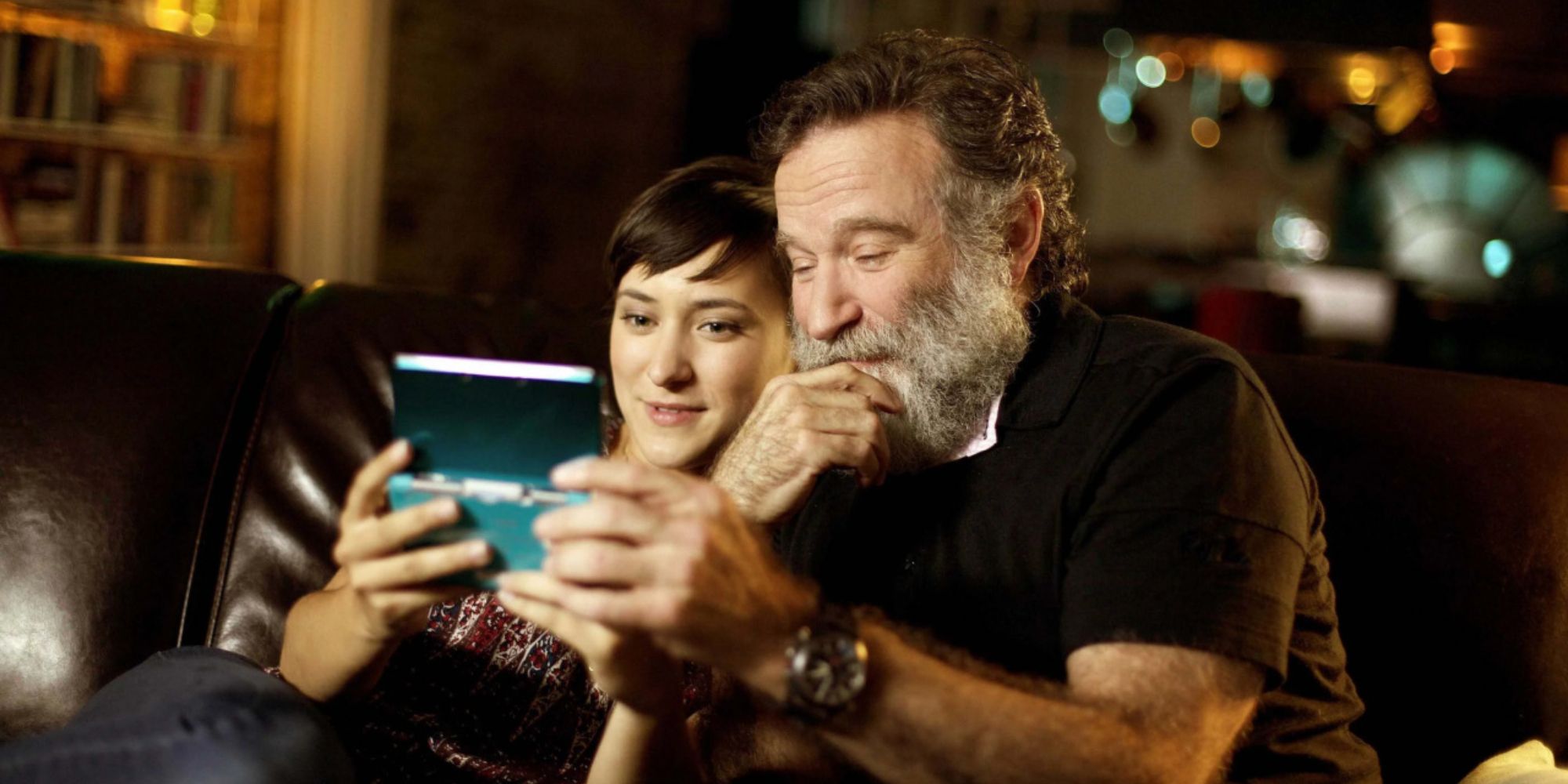 Robin Williams and Zelda Williams playing a 3DS