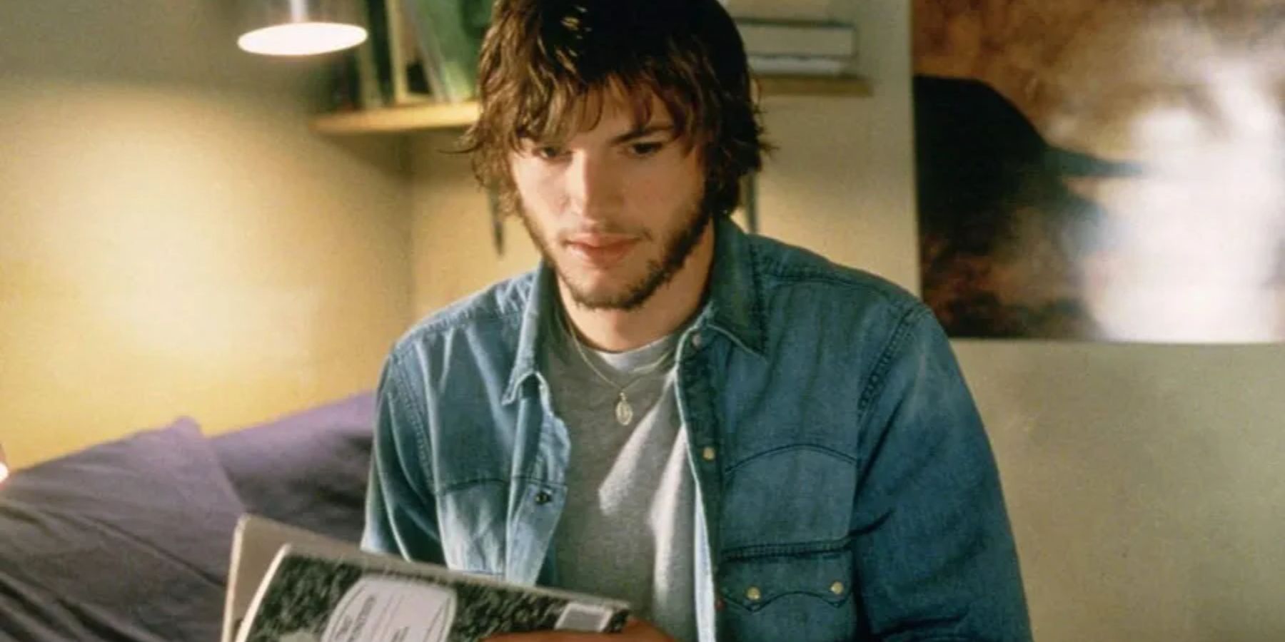 Evan (Ashton Kutcher) holding his notebook in The Butterfly Effect