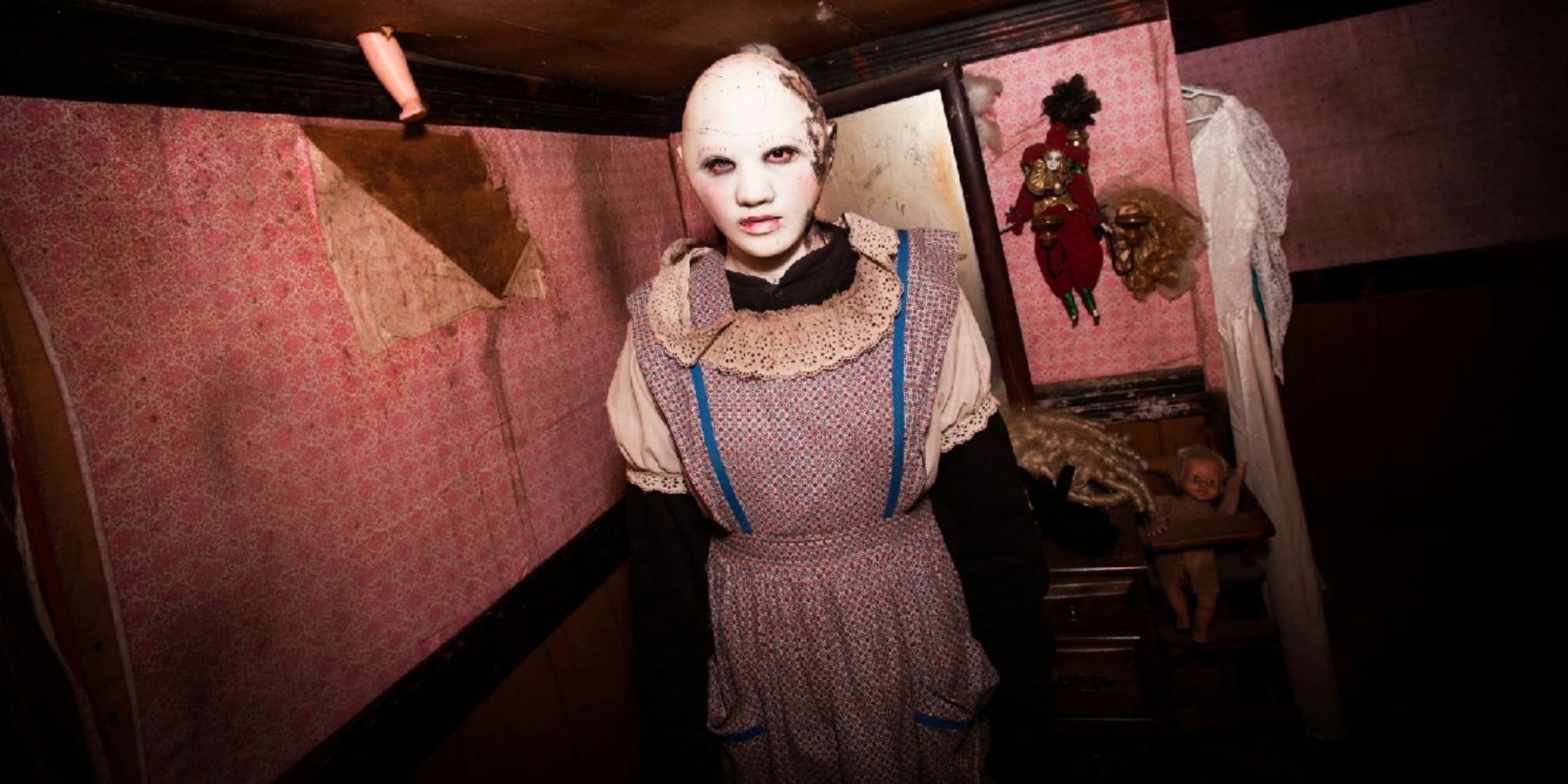 A character wearing a mask in a haunted house in The Houses October Built 2