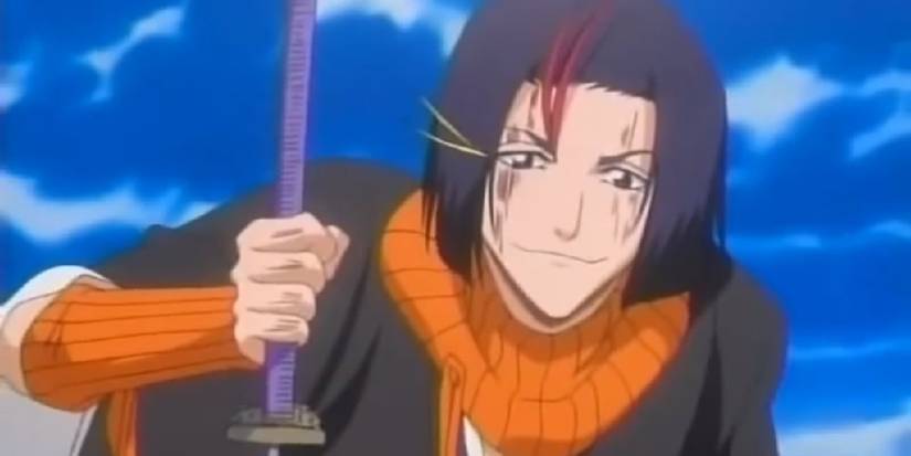 An injured Yumichika prepares to fight Hisagi in the Bleach anime