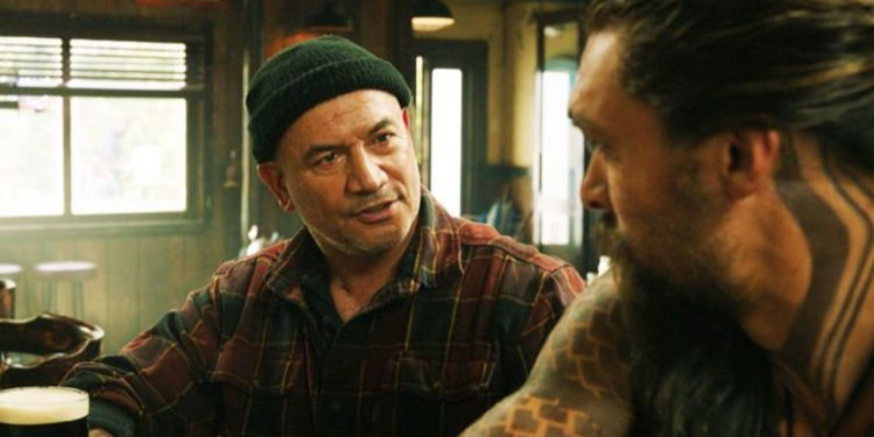 temuera morrison thomas curry talking to his son arthur curry played by jason momoa