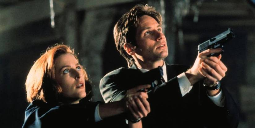 dana-scully-gillian-anderson-fox-mulder-david-duchovny-the-xfiles-guns-drawn