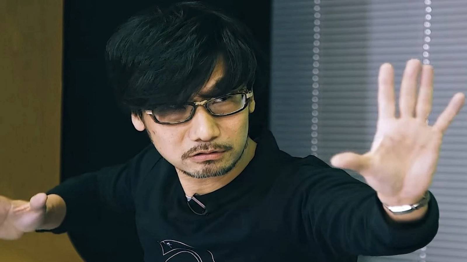 hideo-kojima-posing