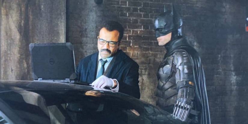 Jim-Gordon-and-Batman-look-at-evidence-in-The-Batman