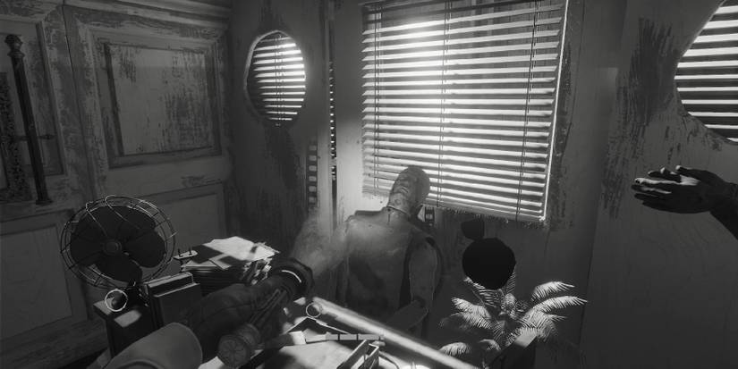 layers of fear - flashlight - move