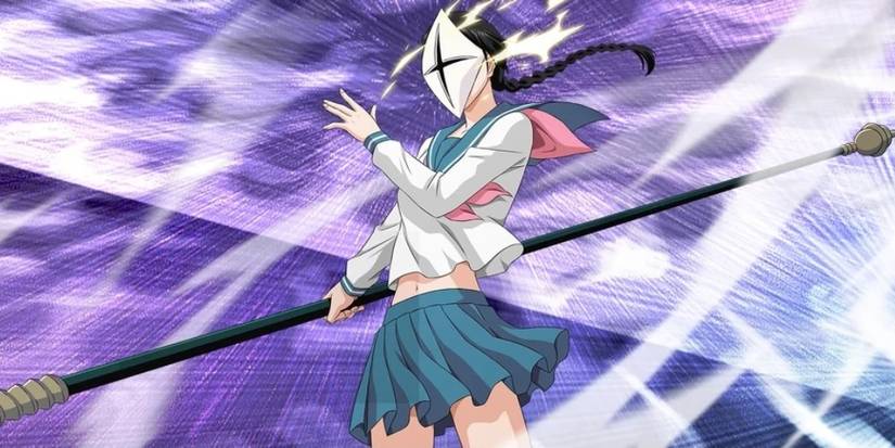 Lisa Yadomaru donning her Hollow Mask and Shikai in Bleach Brave Souls