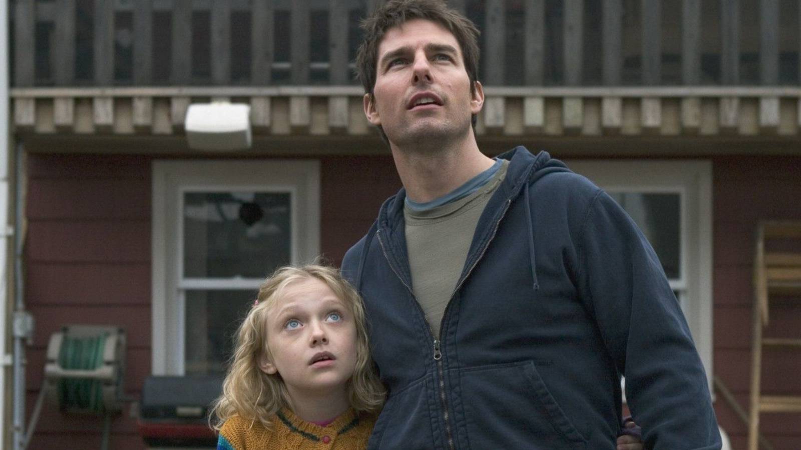 Dakota Fanning and Tom Cruise in War of the Worlds