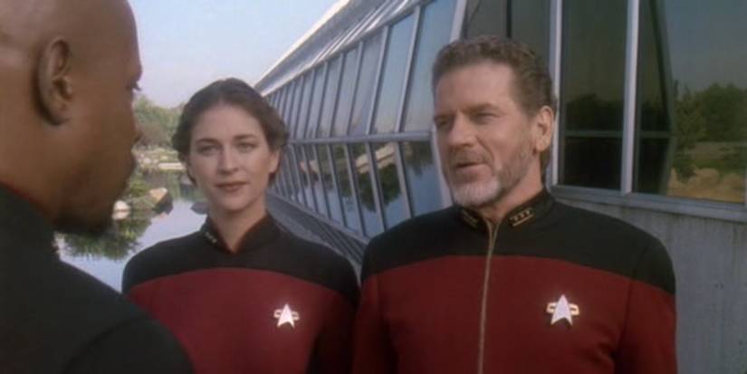 Captain Sisko, Commander Benteen, and Admiral Leyton in Deep Space Nine.