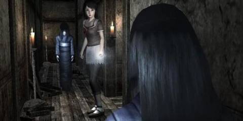 Akane Kiryu approaching the player in Fatal Frame 2