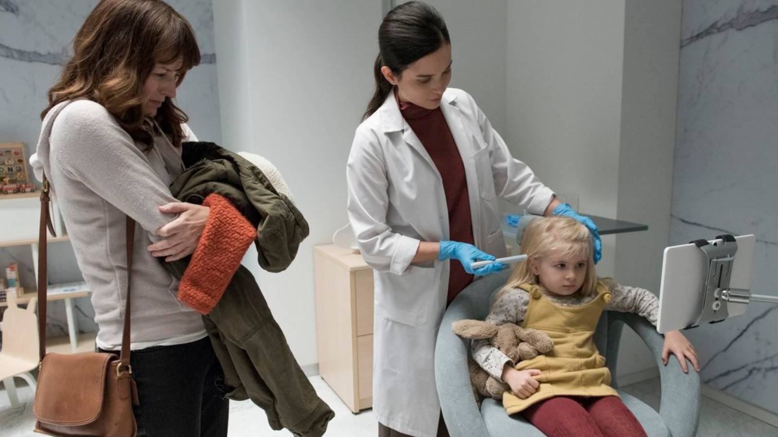 Marie (Rosemarie Dewitt) and Sara (Aniya Hodge) in Black Mirror episode Arkangel