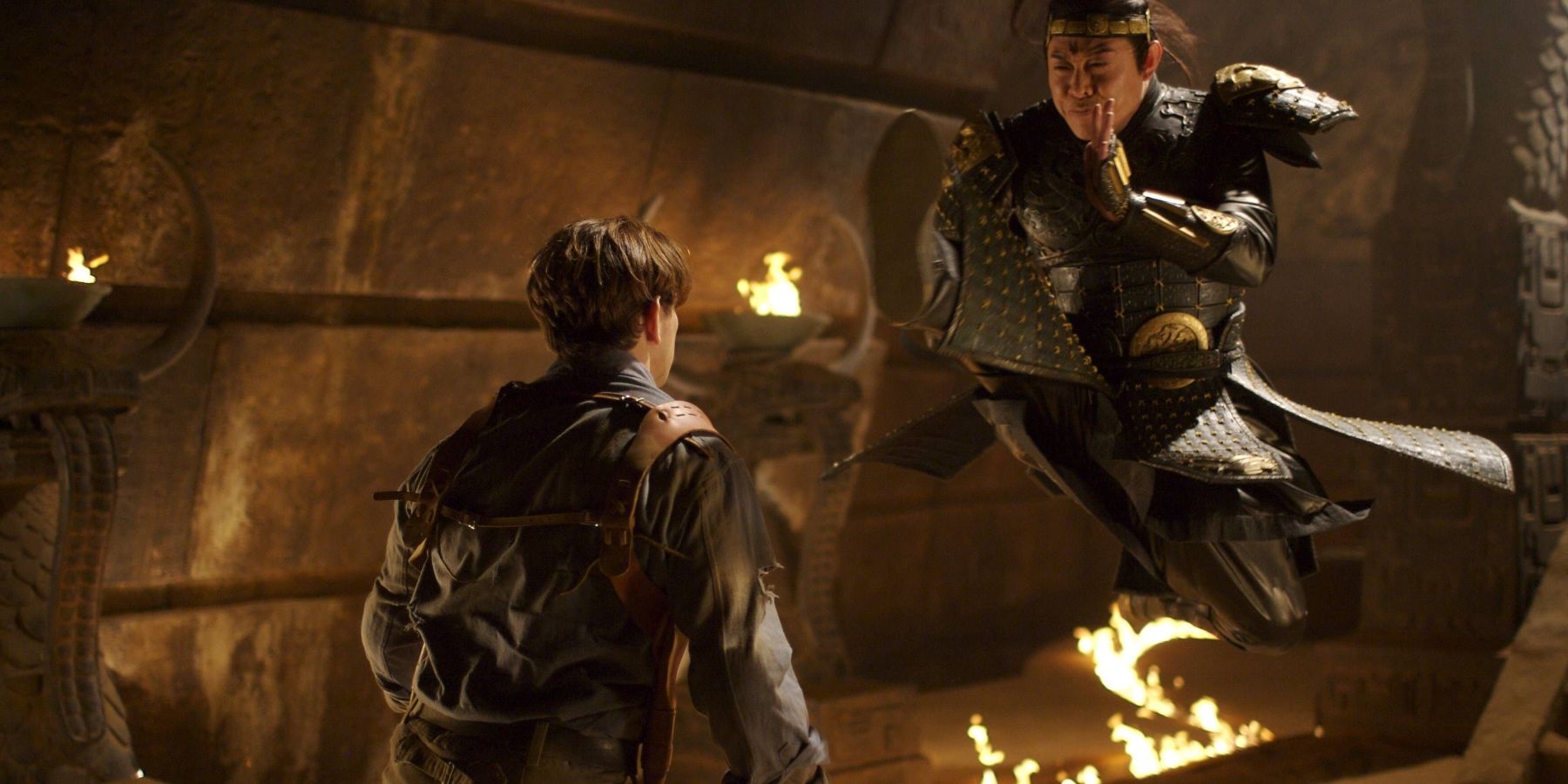 Brendan-Fraser-and-Jet-Li-fight-in-The-Mummy-Tomb-of-the-Dragon-Emperor