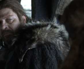 Alasan Ned Stark Harus Mati di Game of Thrones 10 Ned Stark talking to Catelyn Stark in Game of Thrones.
