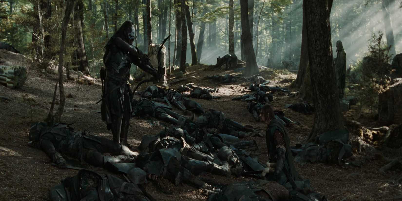 Lurtz points an arrow at Boromir