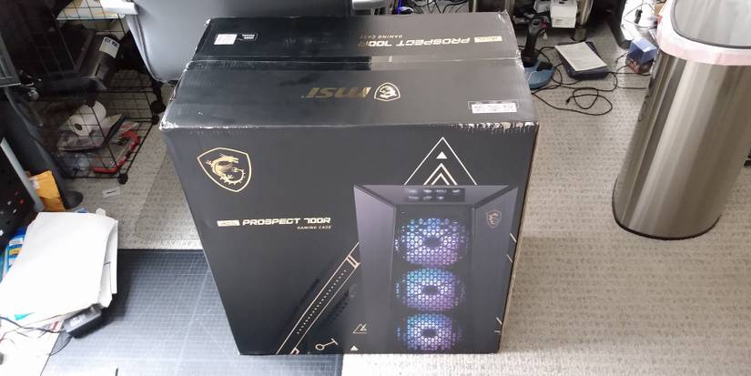 MSI MEG 700R Box Contents