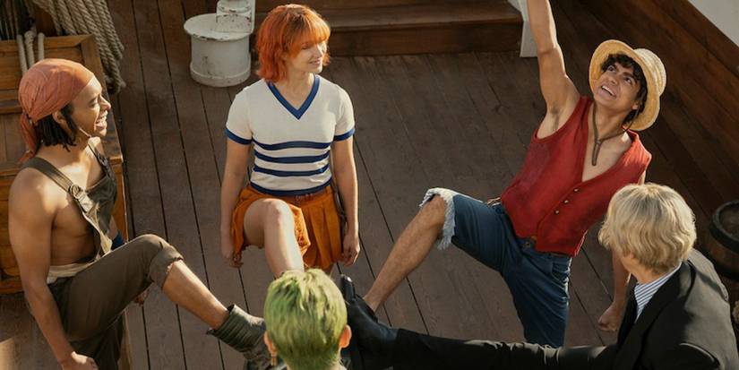The Straw Hat Pirates stand in a circle Live-Action One Piece Netflix