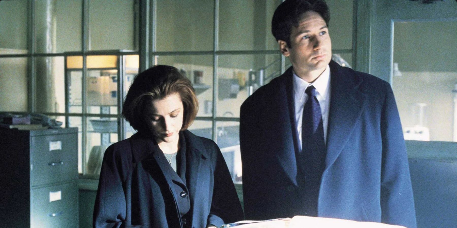 Special Agents Fox Mulder (David Duchovny) and Dana Scully (Gillian Anderson) in The X-Files