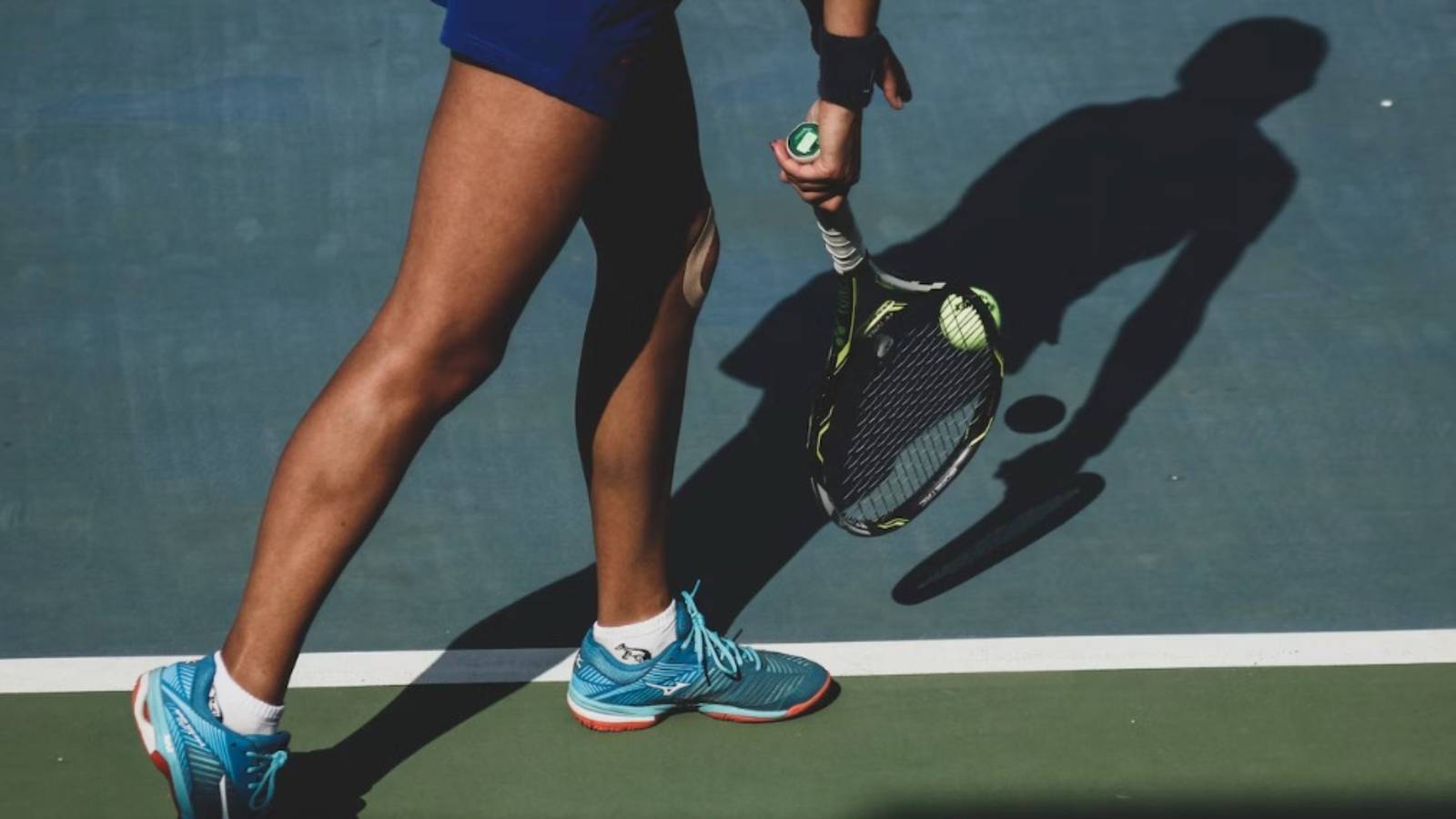 woman playing tennis